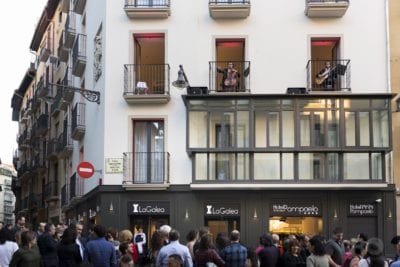 Instalación luces en fachada de edificio