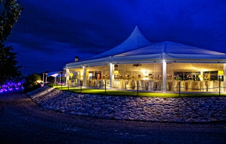 carpa exterior iluminada