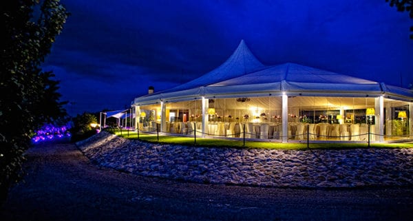 carpa exterior iluminada